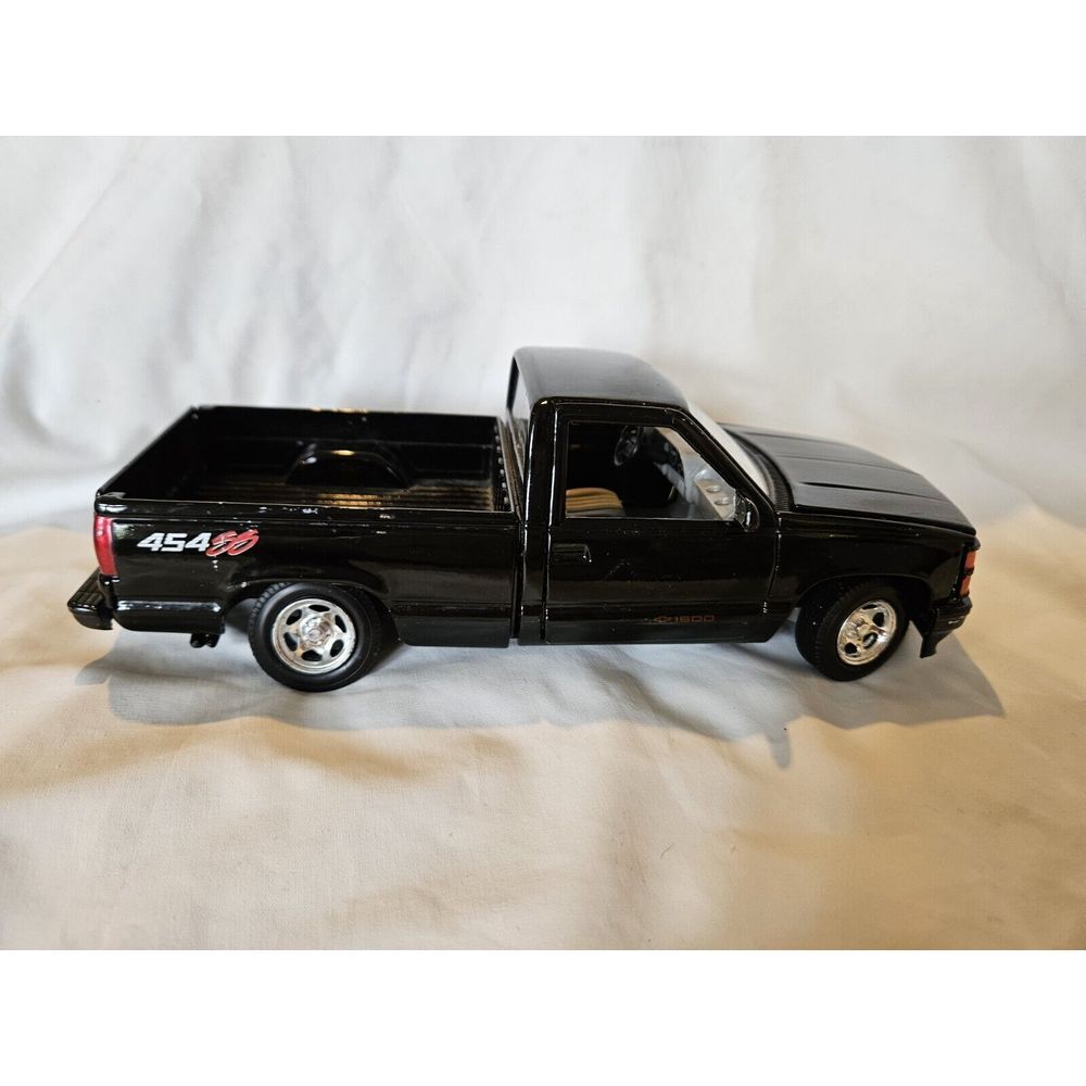 MotorMax 1992 Black Chevy 454SS Pickup Truck 1:24 Scale die-cast metal model